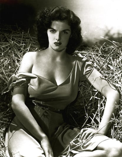 La actitud provocadora del artel promocional de la película <i>El forajido</i>, provocó que la censura paralizara unos años la película, estrenada finalmente en 1943.
