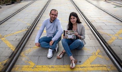 Sergio Alonso y Alicia Aradilla, autores del libro ‘El mundo en acuarela’, en Ciudad de la Imagen, Pozuelo de Alarcón, Madrid.