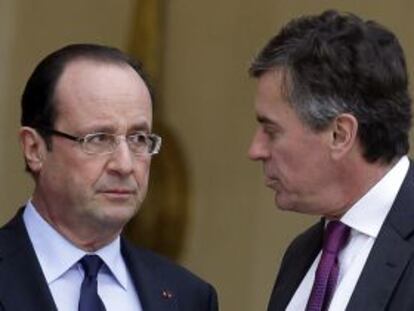 El presidente francés, François Hollande (izq.) charla con Jerome Cahuzac, exministro del Presupuesto, en una foto de archivo.