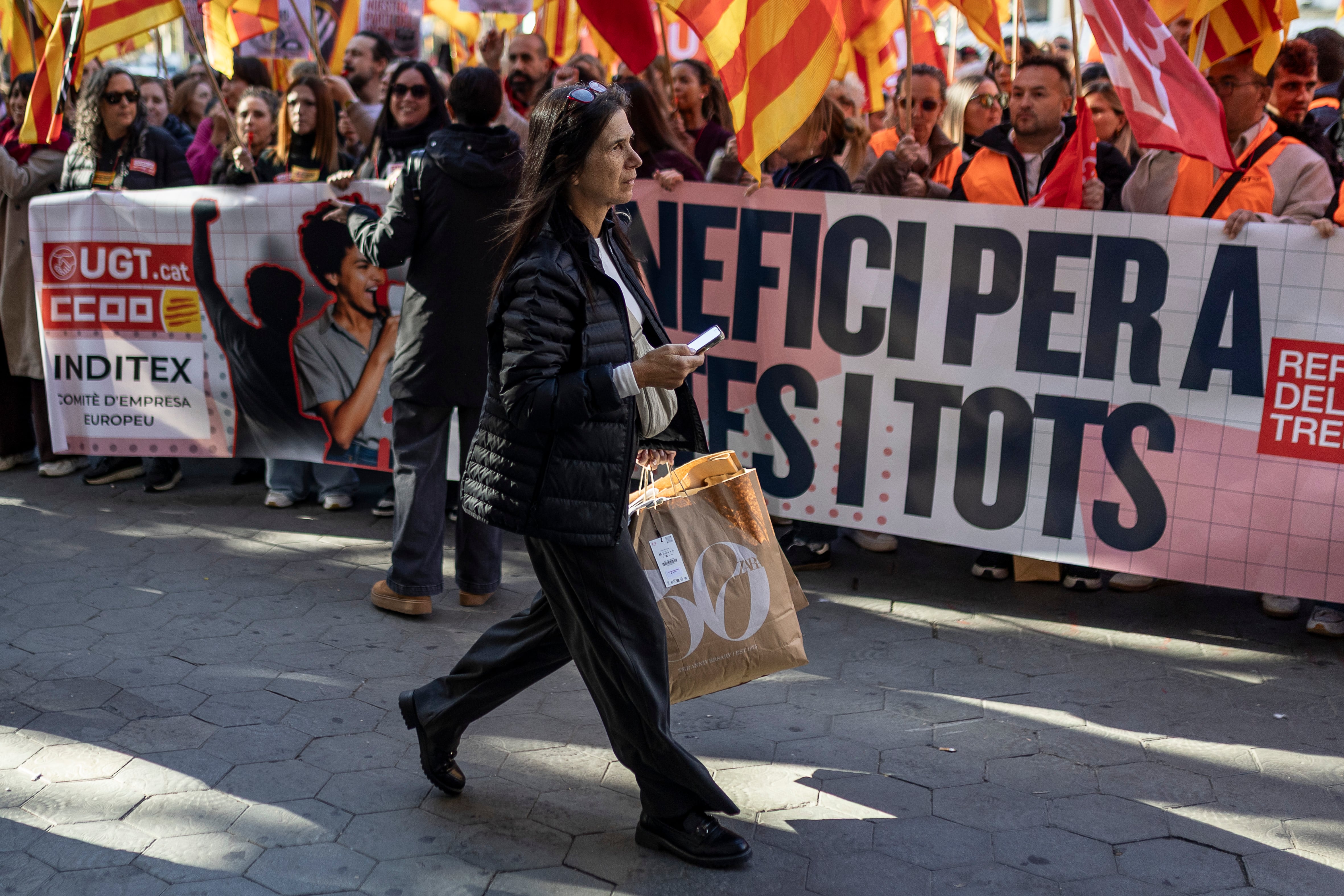 Protesta de trabajadores de Inditex frente al Zara de Paseo de Gracia de Barcelona, este viernes.