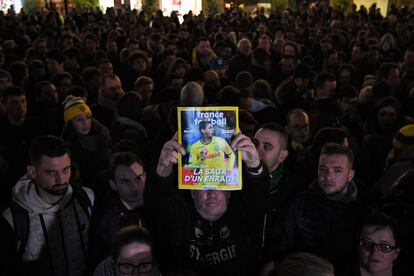 Vigilia en apoyo al futbolista argentino Emiliano Sala en Nantes (Francia). Los servicios de rescate de Guernsey reanudaron este miércoles la búsqueda del avión en el que viajaba el jugador del Cardiff City y que desapareció en el Canal de la Mancha.