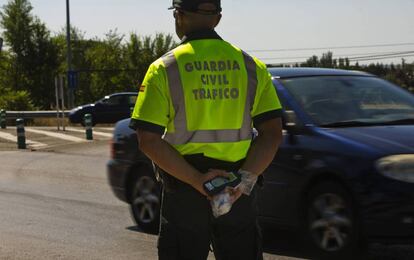 Un guardia civil de Tráfico, en una imagen de archivo.