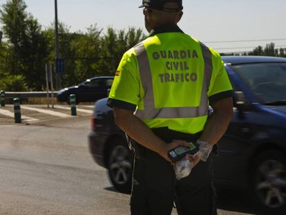 Un guardia civil de Tráfico, en una imagen de archivo.