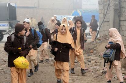 Ni&ntilde;os paquistan&iacute;es van al colegio en Peshawar, Pakist&aacute;n. 