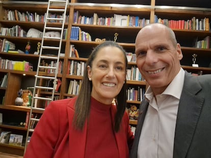 El exministro de Economía griego con Claudia Sheinbaum, en una imagen compartida el 1 de febrero.