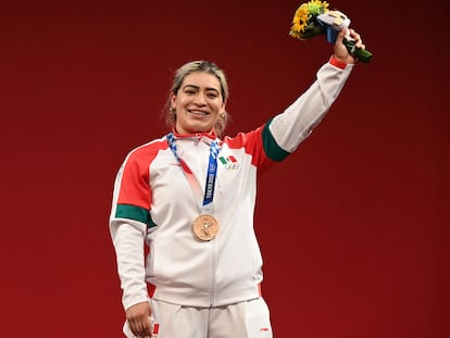 La halterista Aremi Fuentes tras ganar la medalla de bronce en Tokio 2020.