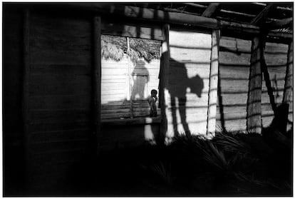 El trabajo fotográfico de Ernesto Bazán en Cuba ha recibido también el prestigioso premio W. Eugene Smith, el Mother Jones Foundation for Photojournalism, el Dorotea Lange-Paul Taylor Prize