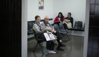 Tres mujeres y un hombre aguardan en un ambulatorio.