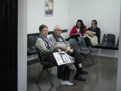 Tres dones i un home esperen en un ambulatori.