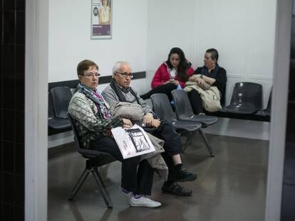 Tres mujeres y un hombre aguardan en un ambulatorio.