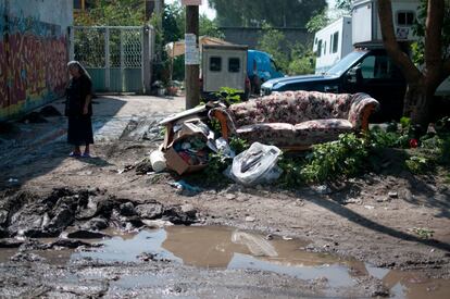 Un sofá arrumbado fuera de una vivienda de San Pedro Xalostoc.