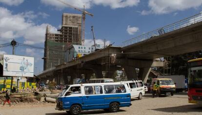 Obras de construcción de un monorraíl en Addis Abeba, la capital etíope.