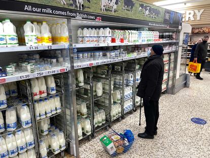 Un cliente en los pasillos de un supermercado Tesco, el 10 de noviembre en Londres.