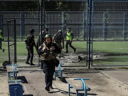 Militares y policías trabajan en Járkov tras un ataque ruso con misiles en un centro deportivo este miércoles.