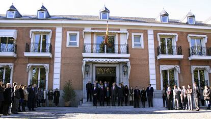 A vice-presidenta do Gobierno espanhol Soraya Sáenz de Santamaría, membros do Gobierno e trabalhadores da instituição, durante o minuto de silêncio feito ao meio dia no Palácio de La Moncloa em Madri.