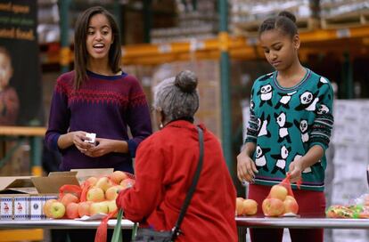 Con motivo del Día de Acción de Gracias, Malia y Sasha Obama fueron junto a sus padres al banco de alimentos Capital Area de Washington -organizado por veteranos de guerra-, donde ayudaron a empaquetar y dar comida para niños y mayores necesitados.