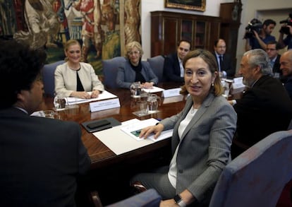 La ministra de Fomento en funciones, Ana Pastor, la presidenta de la Comunidad de Madrid, Cristina Cifuentes, y la alcaldesa de Madrid, Manuela Carmena