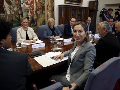 La ministra de Fomento en funciones, Ana Pastor, la presidenta de la Comunidad de Madrid, Cristina Cifuentes, y la alcaldesa de Madrid, Manuela Carmena