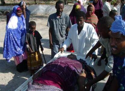 Familiares trasladan el cádaver de uno de los muertos tras los combates entre insurgentes islámicos y tropas gubernamentales y etíopes.