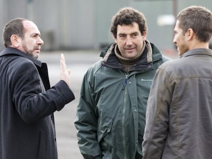 Daniel Calparsoro, entre Karra Elejalde y Alberto Ammann, en el rodaje de 'Invasor'.