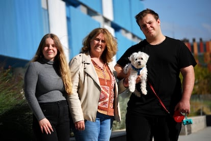 Sonia Gil, en el centro, junto a sus dos hijos, Michelle y Carlos Cedierno, y su perro Flash, frente al bloque de pisos donde está su nueva vivienda, este miércoles en Madrid.