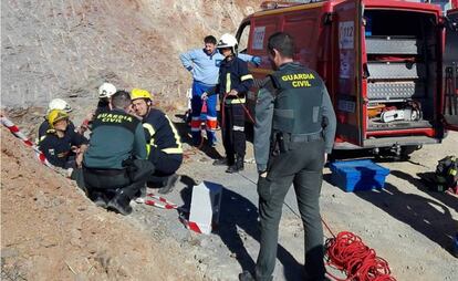 Guardia civil y bomberos, durante las labores de rescate en el lugar del suceso. 