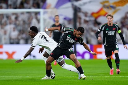 El jugador del Arsenal Jurrien y el del Real Madrid Vinicius, en un momento del partido.