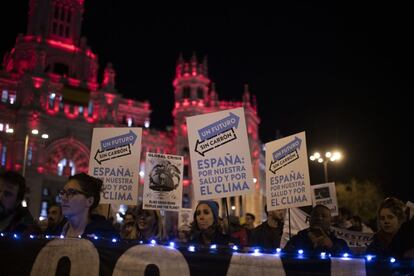 La marcha por el clima ha estado organizada por plataformas como Fridays For Future, Alianza por el Clima, Alianza por la Emergencia Climática o 2020 Rebelión por el Clima y coincide con la cumbre. En la imagen, un grupo de manifestantes porta pancartas a su paso por el Ayuntamiento de Madrid.