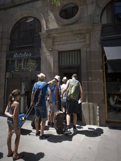 Turistas llegando a un edificio de Barcelona.