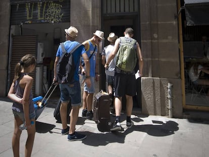Un grup de turistes entrant en un pis turístic al centre de Barcelona.