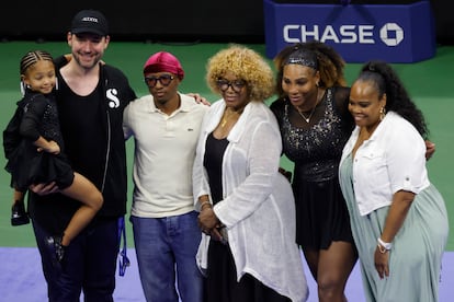 Tras ganar a Danka Kovinic, Serena Williams posó con su familia para un retrato de grupo.