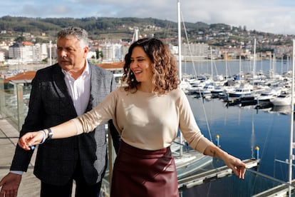 La presidenta de la Comunidad de Madrid, Isabel Díaz Ayuso, junto al alcalde de Sanxenxo, Telmo Martín, en la terraza del Náutico donde participó en un desayuno con empresarios, el 16 de febrero.