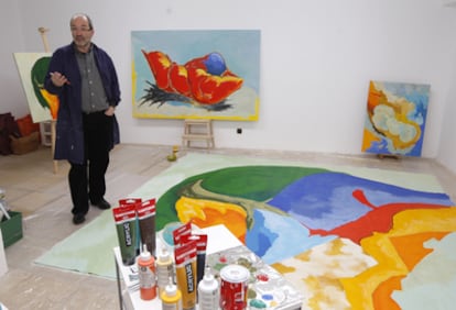 El artista vasco Ramón Aranzabal, fotografiado en su estudio de Bergara.
