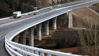 Uno de los diversos viaductos del Eix Transversal.