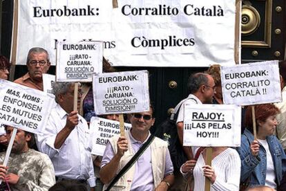 Colas ante una de las oficinas de Eurobank en julio de 2003.