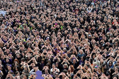 Centenas de mulheres reunidas em 8 de março de 2018, Dia Internacional da Mulher, em Bilbao.