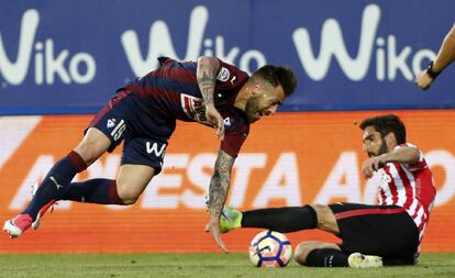Enrich disputa un balón con Raúl García.