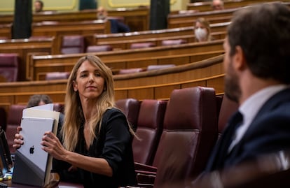 La portavoz del Grupo Popular en el Congreso de los Diputados, Cayetana Álvarez de Toledo, habla con el presidente del PP, Pablo Casado un pleno de la cámara