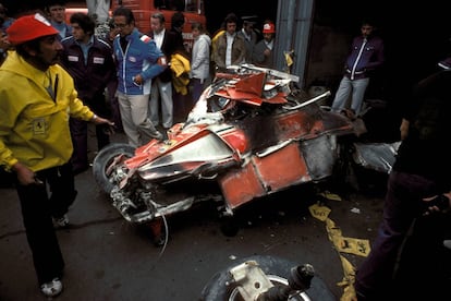 Restos del coche Ferrari de Niki Lauda después de su accidente. Lauda iba a revalidar su título de campeón del mundo a bordo de su Ferrari 312 T2. Tenía solo 27 años.