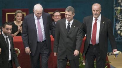 El entrenador de la Selección Española de Fútbol, Vicente del Bosque (d), el ex seleccionador nacional, Luis Aragonés (i) y el presidente de la Federación Española de Futbol, Ángel Maria Villar (c), tras recoger el premio Premio Príncipe de Asturias de los Deportes 2010, en un acto que ha tenido lugar esta tarde en el Teatro Campoamor, en Oviedo.