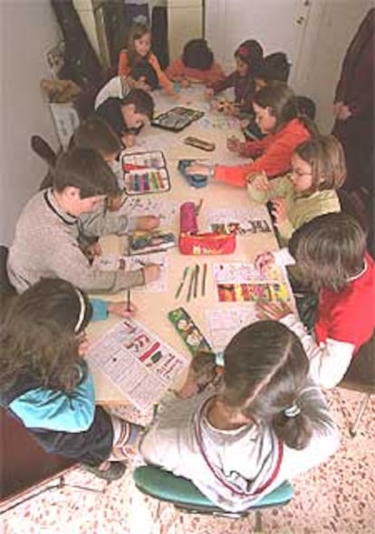 Alumnos del colegio Montserrat de Madrid dibujan el atentado.