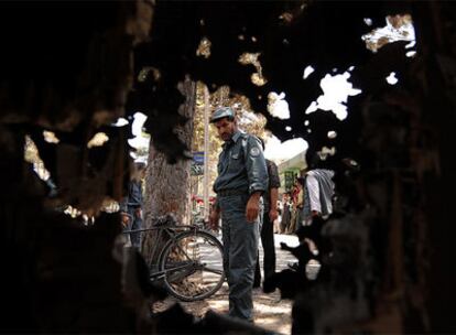 Un policía inspecciona la zona de un atentado lanzado en la ciudad afgana de Herat el jueves.