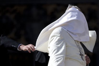 Una ráfaga de viento levanta el manto del papa Francisco en la plaza de San Pedro en el Vaticano. El Bayern de Múnich fue recibido por el Papa en una audiencia privada en el Vaticano, tras la victoria del conjunto alemán ante la AS Roma, donde el vigente campeón de la Bundesliga consiguió ayer martes una goleada histórica (1-7) en el partido correspondiente a la tercera jornada de la Liga de Campeones.