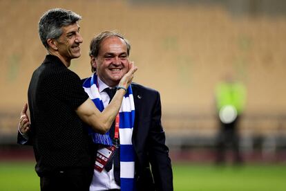 El entrenador de la Real, Imanol Alguacil, y el presidente, Jokin Aperribay, tras ganar la Copa del Rey el pasado abril en Sevilla.