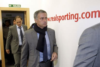 José Mourinho, en El Molinón, antes del inicio del partido.