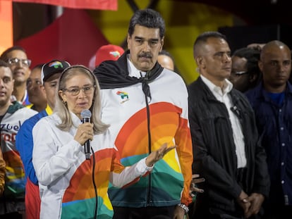 El presidente de Venezuela, Nicolás Maduro, escucha a la primera dama, Cilla Flores, durante un acto de celebración tras el referéndum consultivo sobre la soberanía del Esequibo.