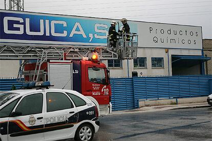 Varios bomberos en la nave dedicada a la elaboración de plásticos donde se ha producido el siniestro.