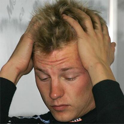 Kimi Raikkonen se echa las manos a la cabeza tras su percance.