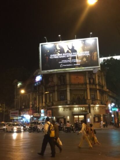 Una publicidad de Facebook en una popular calle de Bombay.