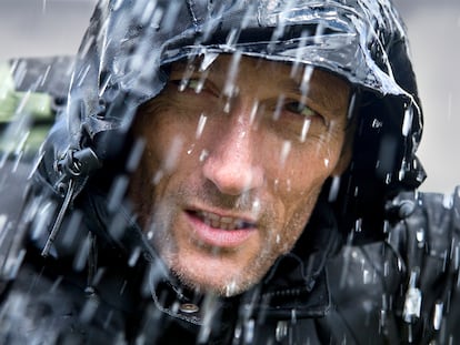 Un hombre con una chaqueta impermeable bajo la lluvia.